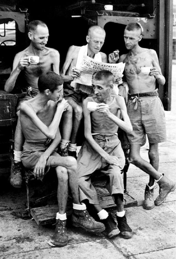 1. Japon esir kamplarından salınan Avusturalyalı erkekler.