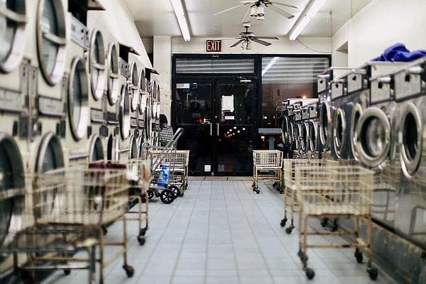 8. Evlerin çok büyük bir bölümünde çamaşır makinesi yoktur. Çamaşırlar apartmanların en alt katındaki veya mahallede bulunan çamaşırhanelerde ücretli bir şekilde yıkanır.