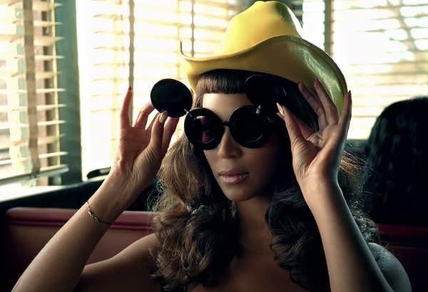 Ve "Telephone" un "Papparazi" nin devamı olduğunu düşünürsek bu gözlüklerin aynısını Beyonce takıyor (sarı bir giysi de giyiyor).