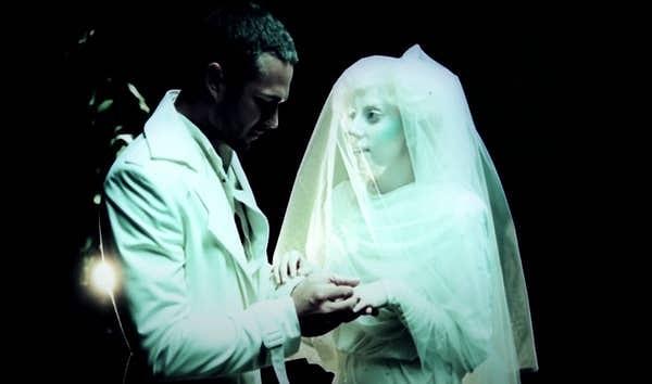 18. Gaga'nın "You And I" klibinde giydiği gelinlik aslında annesinin evlenirken giydiği gelinlik.