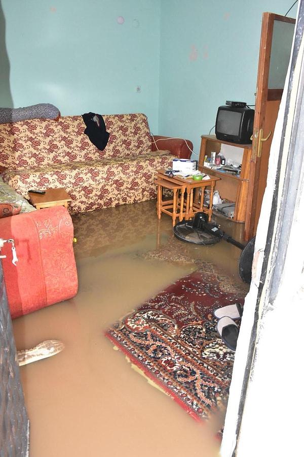 Evine su basan Mehmet Bozkurt, "Su baskını sonrası evim de iş yerim de zarar gördü. Ne olacak halimiz bilmiyorum" dedi.