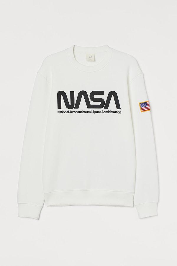 2. İçi yumuşacık tüylü, Nasa baskılı beyaz sweatshirt şu anda %40 indirimde!