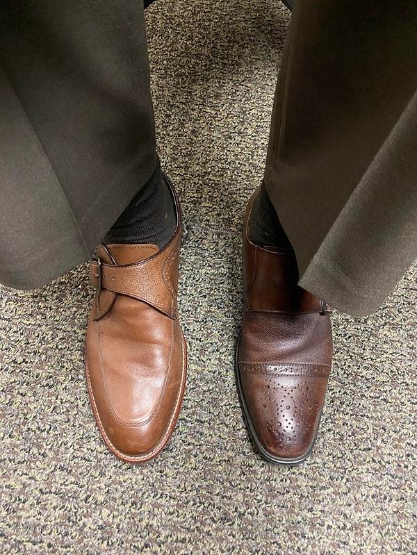 3. "Bu sabah eşimin fikrini sormak için ikisini de giydim ayağıma. Sonra evden çıkarken değiştirmeyi unutmuşum. İş yerinde tüm gün böyle gezdim."