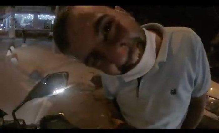 'Kanka Bu Ne?' Diyerek Motosikletlinin Kamerasını Merak Eden Adamın Aşırı Sempatik Hareketleri