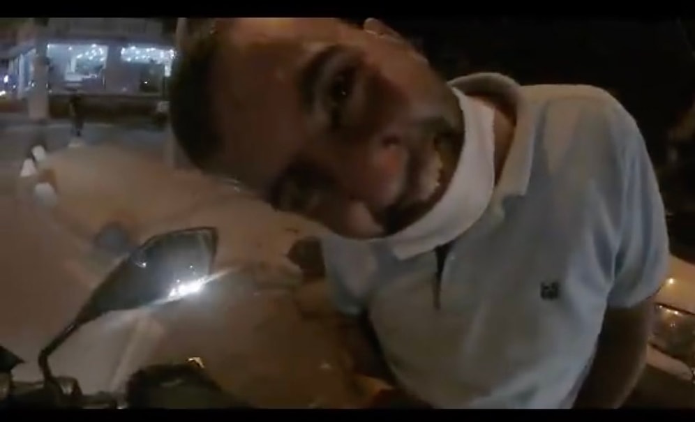 'Kanka Bu Ne?' Diyerek Motosikletlinin Kamerasını Merak Eden Adamın Aşırı Sempatik Hareketleri