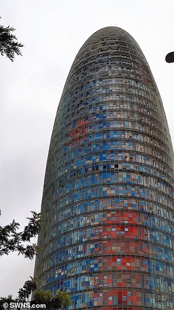 Zirveye çıktığında oldukça mutlu olduğunu söyleyen çılgın adamın tırmandığı bina bu. Torre Agbar kulesi İspanya’nın Katalonya bölgesindeki Barselona şehrinde yer alıyor. 33 katlı ve yaklaşık 150 metre uzunluğunda.