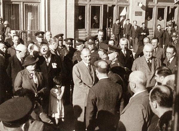 Sık sık yurt içi gezilere çıkan Atatürk, Adana'ya 6. kez, 16 Şubat 1931'de gider. Serbest Cumhuriyet Partisi yeni kapatılmıştır ve Gazi gerek bu durumun yarattığı etkiyi gerekse şehirlerdeki diğer sorunları yakından görmek ister.