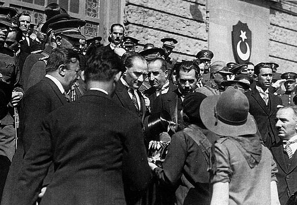Aslında Atatürk'ün bu düşünceleri onun Aydınlanma Avrupa'sından nasıl etkilendiğini gösterir. Yapay, sosyal, hukuka ve özgürlüklere saygılı devlet anlayışı, 18. yy.dan mirastır bütün dünyaya. Ve o günlerden miras bir başka şey de "milliyetçilik"tir. Şöyle der Atatürk: