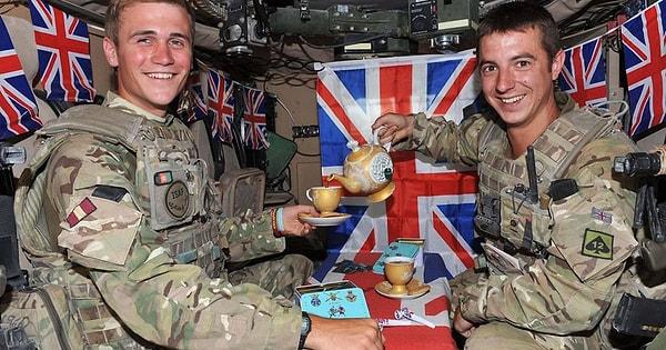 7. İkinci Dünya Savaşı'ndan beri tüm Britanya tanklarında çay yapmak için ekipman bulunur. Bundan önce askerler çay yapmak için tanktan çıkmak zorunda kaldıkları için hem zaman kaybediyor hem de kendilerini tehlikeye atıyorlardı.
