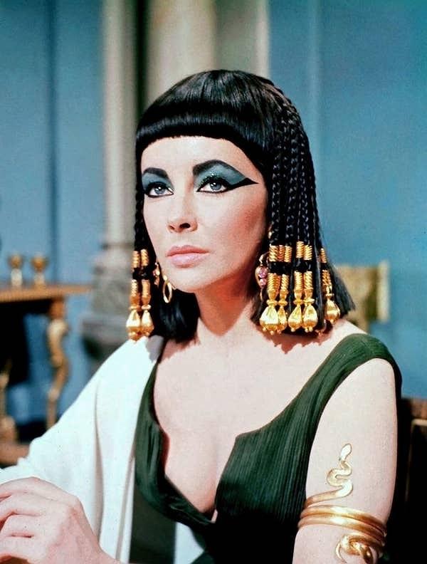 Elizabeth Taylor'ın canlandırdığı Kleopatra filminin 9 Oscar adaylığı olduğunu ve bunlardan dördünü kazandığını biliyoruz.