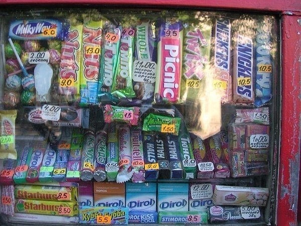 2. Витрины киосков с вкусняшками и дергания мамы за рукав с просьбой "Ну купиии"