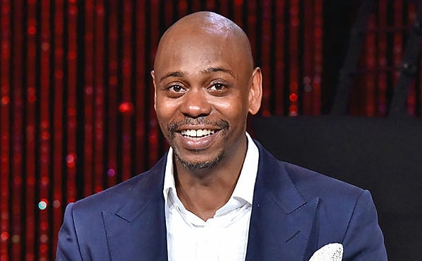 16. Пока Дэйв Чаппель был на сцене, ему кидали бананы. Дэйв взял банан и съел его. "Источник калия, очень полезно, спасибо!" 0 не растерялся актер.