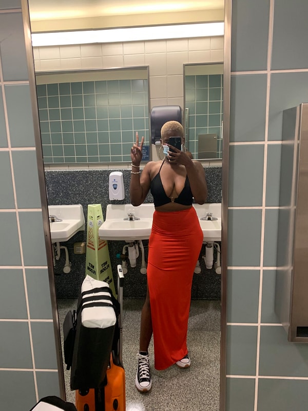 Женщина, которой отказали в посадке на самолет Southwest Airline из-за ее непристойной одежды, устроила бунт.