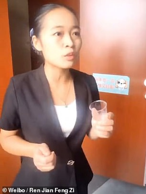 После того, как женщина выпила воду из туалета, окружающие ей аплодировали...