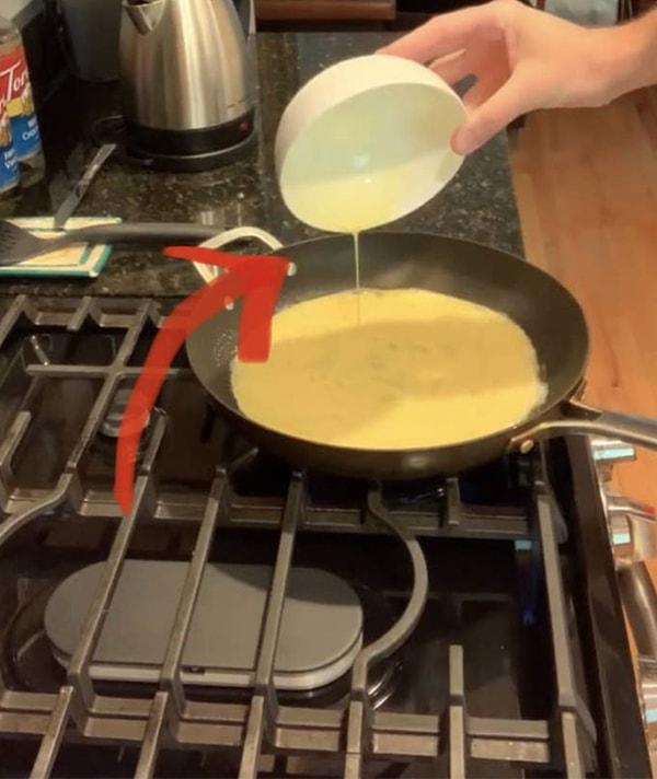 Videoda ise yemek pişirirken kaseden akıttığınız sıvının tezgaha damlamaması için ne yapmanız gerektiği gösteriliyor.