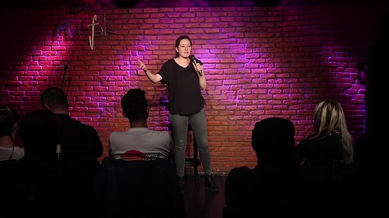 'Kadınlar Mizah Yapamaz' Diyenlerin Ağzını Kahkahalarla Tıkayan Stand-Up'çı: Seda Yüz