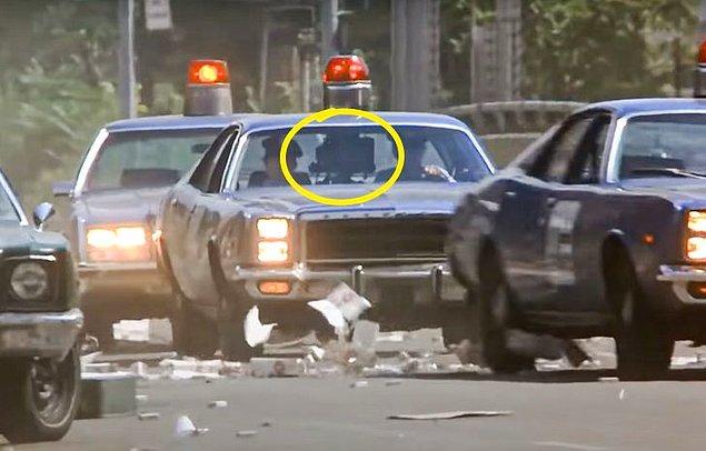 4. 'Sosyete Polisi' filminde, kovalama sahnesinde polis arabalarının birinde montelenmiş kamerayı görebilirsiniz.