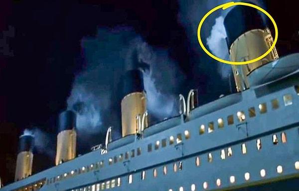 9. 'Titanic' filminde dört bacadan da duman çıktığını görüyoruz ancak gerçek hayatta bu baca, geminin daha büyük gözükmesi için temsili olarak yapılmıştır.