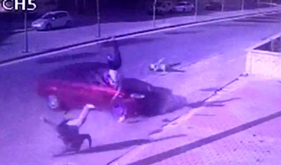 Kontrolünü Kaybetmesi Sonucu Kaldırımda Yürüyen Aileye Çarpan Aracın Baba ve Oğulun Hayatını Kaybetmesine Neden Olan Korkunç Görüntüleri