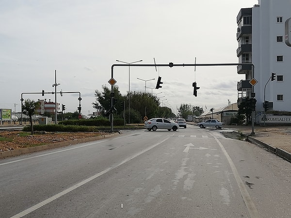 Öğlen saatlerinde Kumluca'da etkili olan fırtına nedeniyle ağaçlar devrildi, bazı evlerin çatıları uçtu, bazı araçlarda da zarar oluştu.