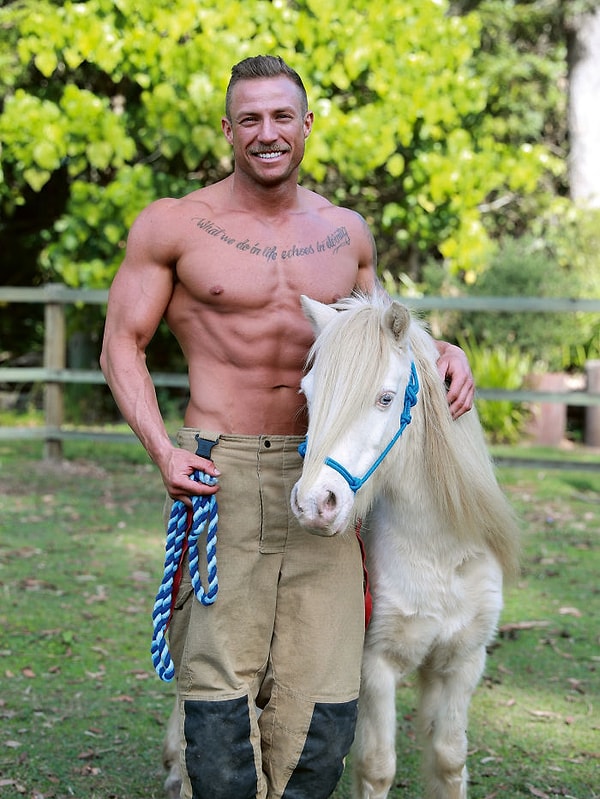 15. Дэвид Роджерс, директор календаря австралийских пожарных, отмечает, что съемки для календаря - дело непростое и занимающее немало времени.