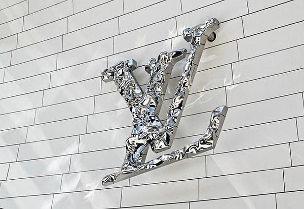 14. Louis Vuitton mağazaların özel bir atmosferi vardır. Her ürün en iyi ışıklarla aydınlatılır.