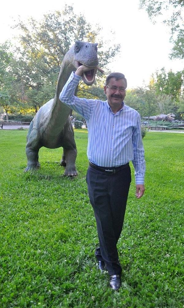 Melih Gökçek denilince akla ilk önce Ankara'nın dört bir yanına konuşlandırdığı dinozorlar ve Transformers oyuncaklar gelmesi normal. Çünkü Melih Başkan, bu konuda oldukça iddialı ve inatçı bir tutumu olan eski bir belediye başkanı.