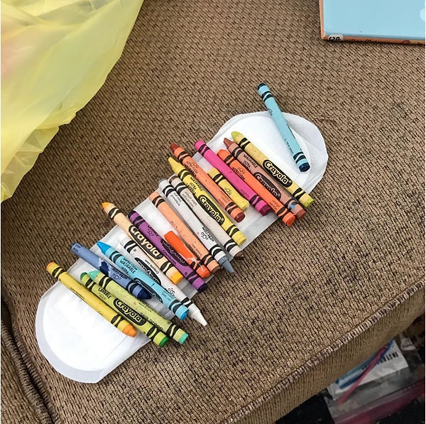 3. Этот мозговитый товарищ умело применил средство для женской гигиены в качестве держателя для мелков.