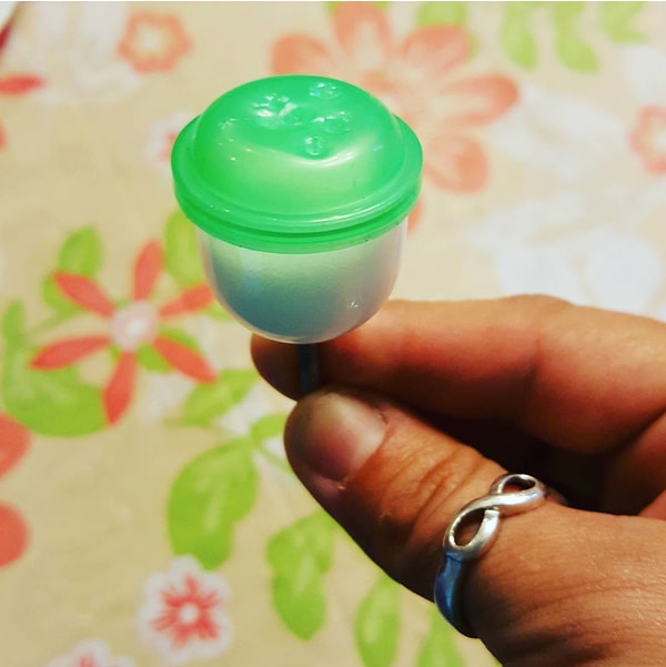 9. Этот хозяйственный малыш смастерил для своей мамы мини-солонку из пластикового контейнера от игрушки.