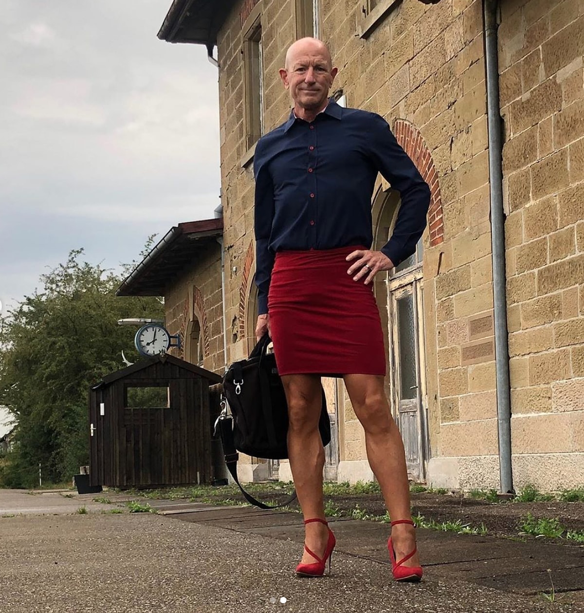 Юноши в юбках. Мужчина в юбке. Men in skirts. Парень в юбке. Мужская юбка.