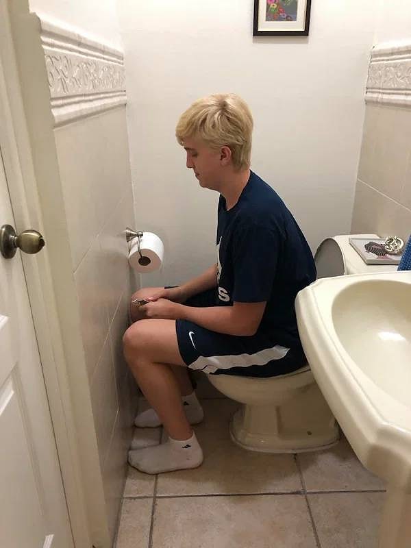 1. Нечего было такие длинные ноги отращивать.