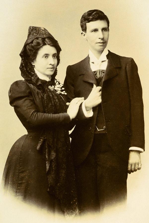 Tarihler 1901'i gösterdiğinde Marcela ve Elisa evlenebilmek için bir yol bulur o da sahte bir kimlik!