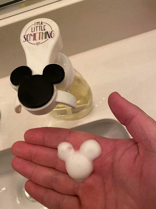 8. "Bu sabunluk Mickey şeklinde sabun çıkartıyor!"