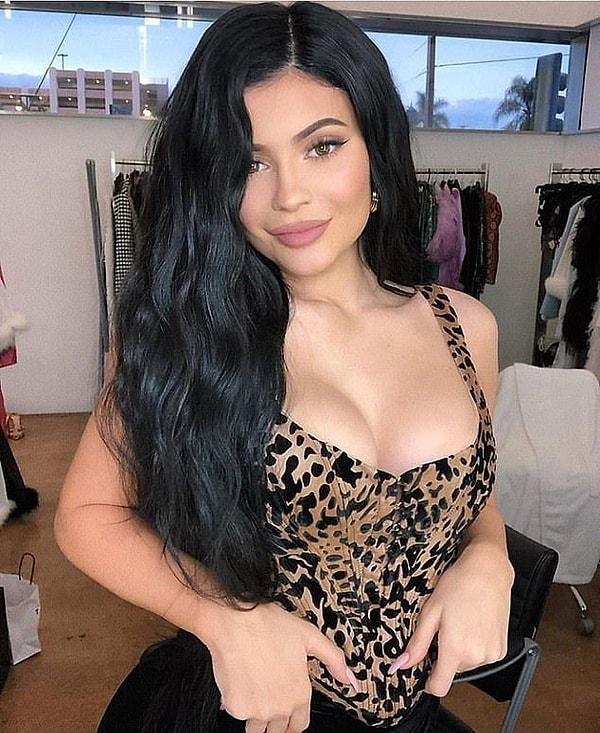 Her fırsatta leoparlara bürünen Kylie Jenner, yeni çıkaracağı makyaj koleksiyonu için de aynı temayı tercih etti.