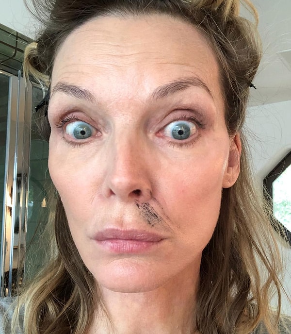 Мишель Пфайффер, которая хорошо знакома с трудностями нанесения макияжа.