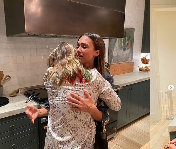 Интимный момент, когда Джессика Альба делится со своими поклонниками, что ее дочь выше нее.