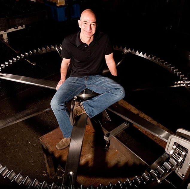 5. Jeff Bezos ileriyi düşünen bir insan ve kendisi şu anda 10 bin yıl çalışacak bir saat inşa edecek.