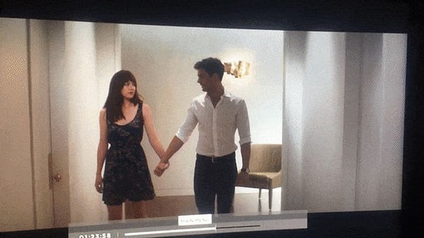 5. В «Пятьдесят оттенках серого» Анастасия как будто не могла решить, как держать за руку своего партнера по фильму.