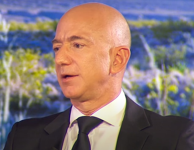 2. Bezos ergenliğinde yazlarını Miami'de bir McDonald's'da çalışarak geçirdi.