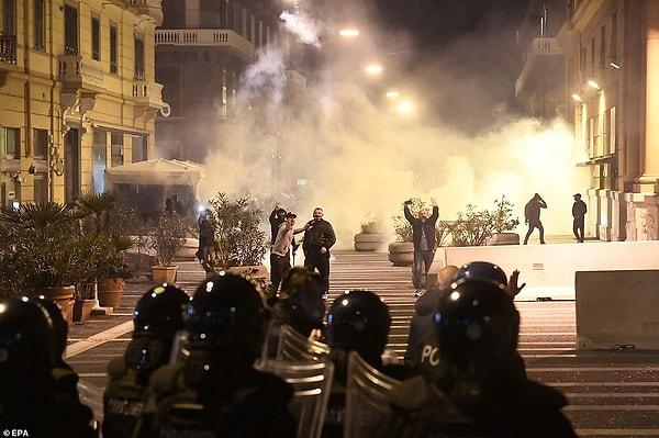 Napoli'deki protestolardan objektiflere yansıyanlar 📷