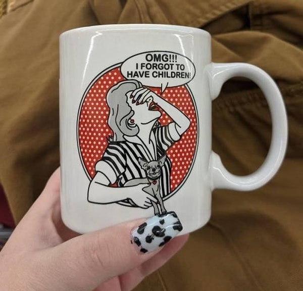 1. Идеальная кружка для тех, кто предпочитает котиков и собак: "О боги, я совсем забыла завести детей!"