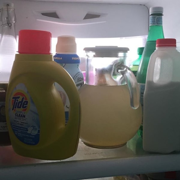 7. А это беременяшка по ошибке поставила моющее средство для белья в холодильник