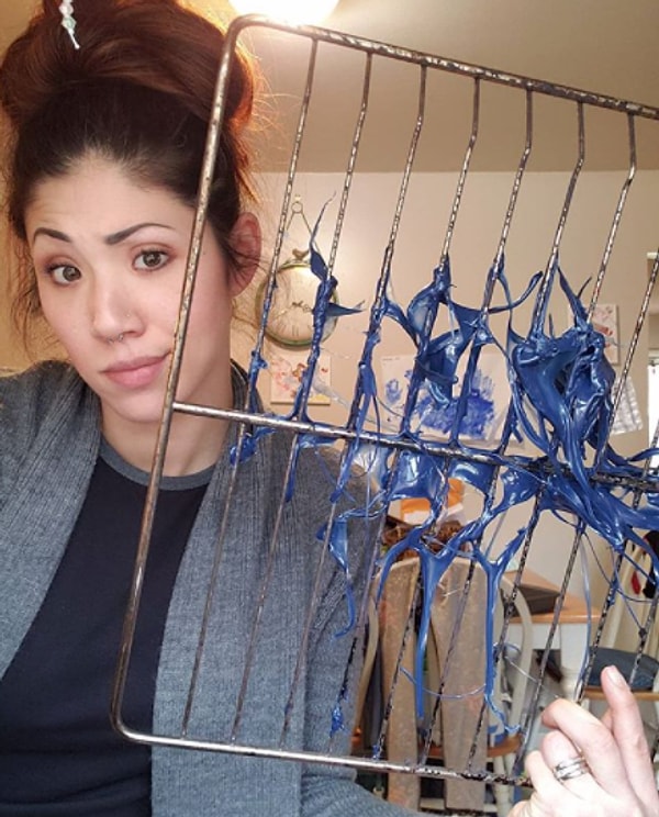 10. Беременная женщина, забывшая убрать пластмассовые предметы в духовке, прежде, чем начать ее разогревать: