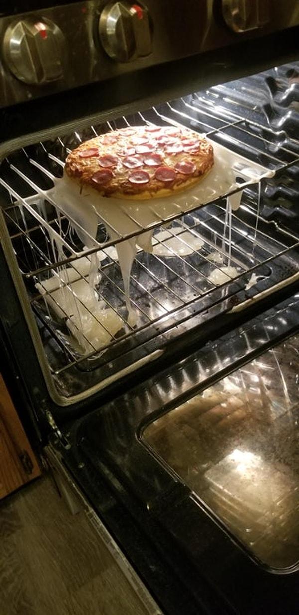 15. "Kızım pizzayı plastik bir kesme tahtası üzerinde pişirmiş."