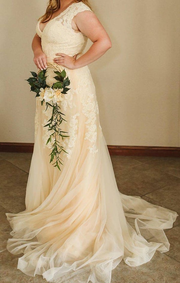 12. "Я купила это платье всего за 20 долларов в комиссионном магазине, а букет мы сделали своими руками всего за 3".