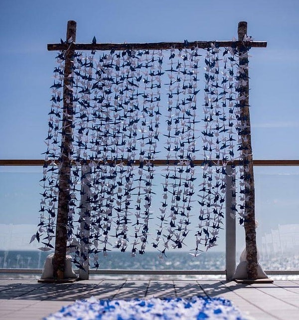 20. "Наша арка на свадебной церемонии, сделанная вручную и украшенная тысячью бумажных журавликов".