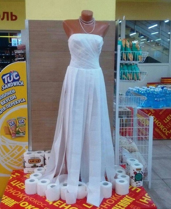 22. "Конечно, я понимала, что, выходя замуж за студента, у нас будет бюджетная свадьба. Но это платье превзошло все мои ожидания :)".