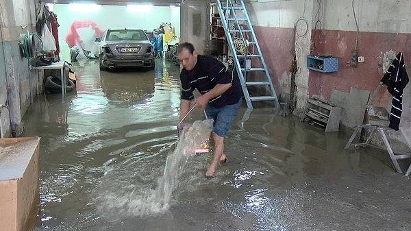 Büyükçekmece sanayi sitesindeki onlarca işyerini su bastı