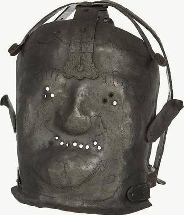 11. 17. yüzyılda akıl hastalarında kullanılan bir maske 😱