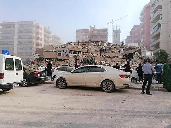 Depremin ardından İzmir Belediye Başkanı Tunç Soyer, "20'ye yakın binada yıkım ihbarı aldık" açıklaması yaptı.